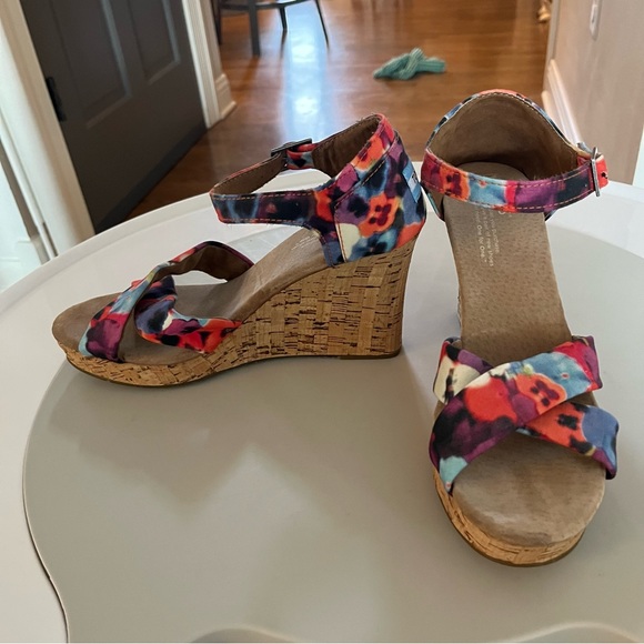 Like-new TOMS Oahu Wedge - size 8.5 - Picture 4 of 4